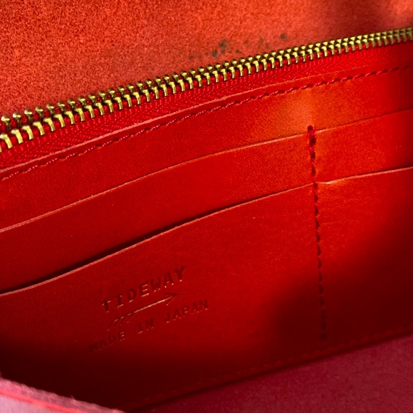 TIDEWAY red leather wallet with turnlock hardware. - Picture 4 of 12